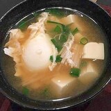 おとし卵と豆腐のお味噌汁